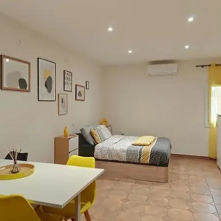 Cabanon Provencal * Rochefort-du-Gard