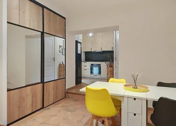 Cabanon Provencal Рошфор-дю-Гар