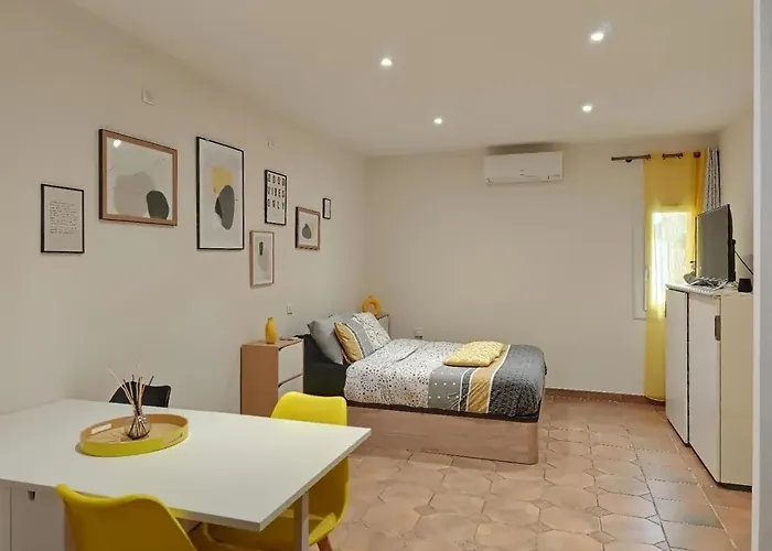 Cabanon Provencal * Рошфор-дю-Гар